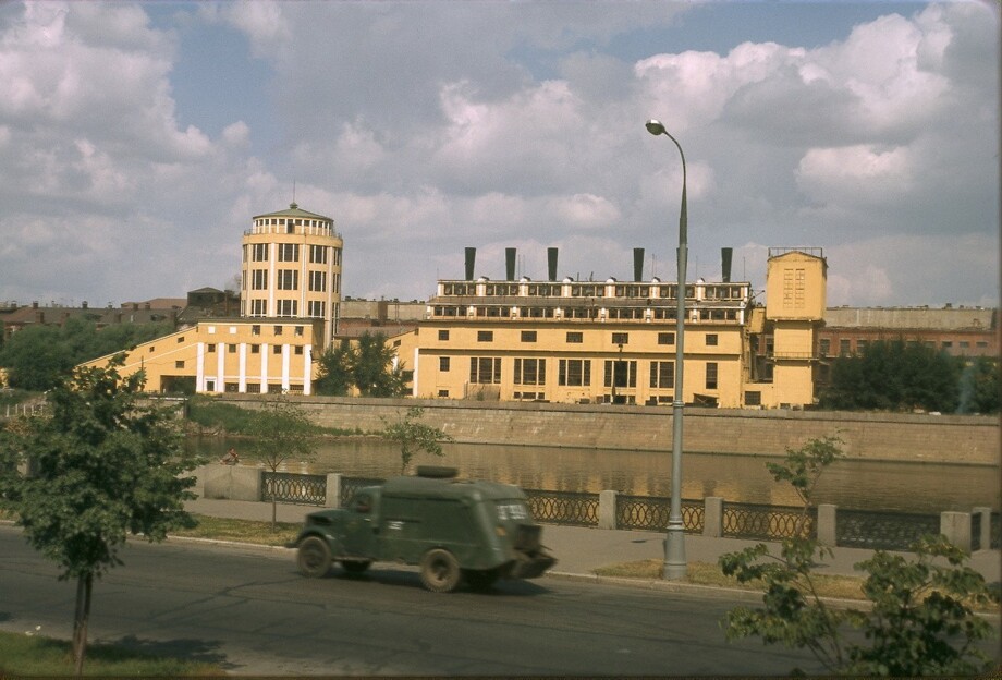 Это вид от гостиницы на ТЭЦ и Трёхгорную мануфактуру. Фото 1964 года, Жак Дюпакуир