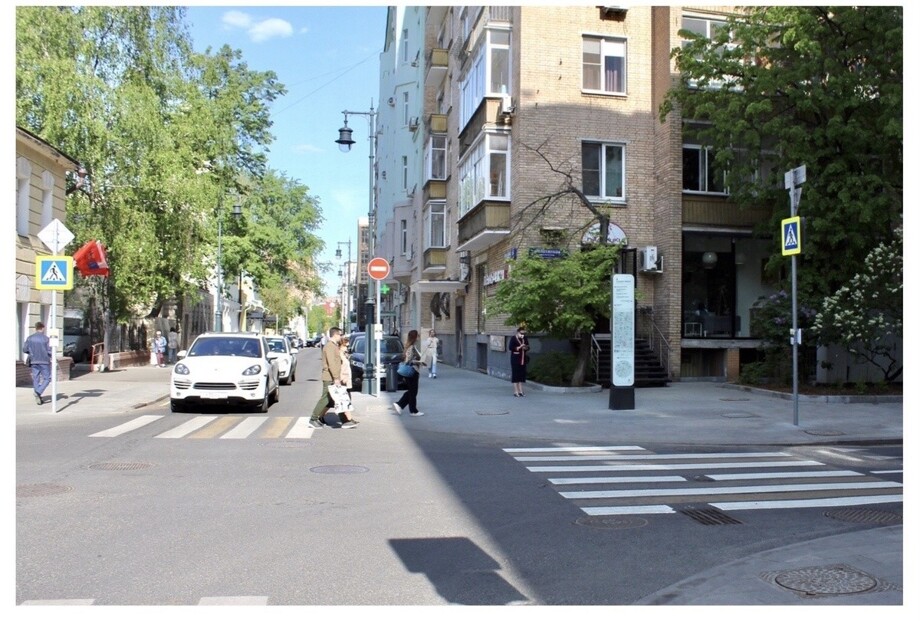 После возведения нового дома здесь ничего не поменялось, только зелени стало больше и в 2010-х годах благоустроили пешеходные пространства