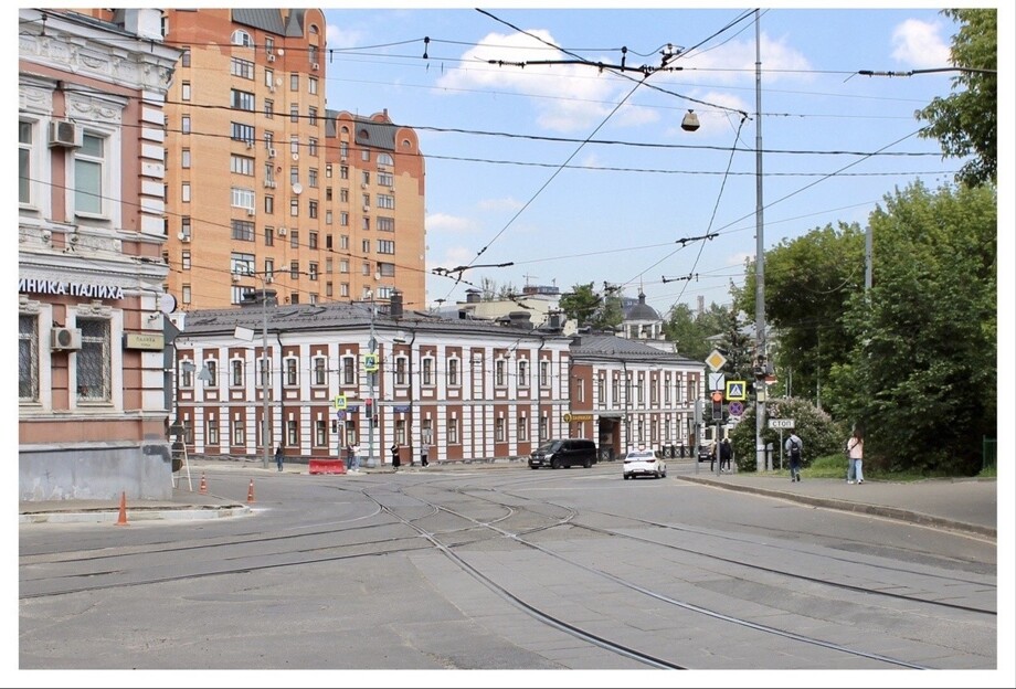 В этом месте исчезли дома по правой стороне, а на заднем плане вырос огромный жилой дом