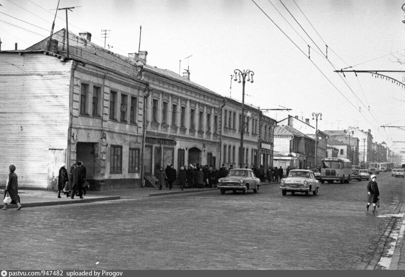 Красная Пресня, вид от перекрёстка с Малой Грузинской в сторону области. Обратите внимание на застройку и ширину улицы. Фото 1965 года