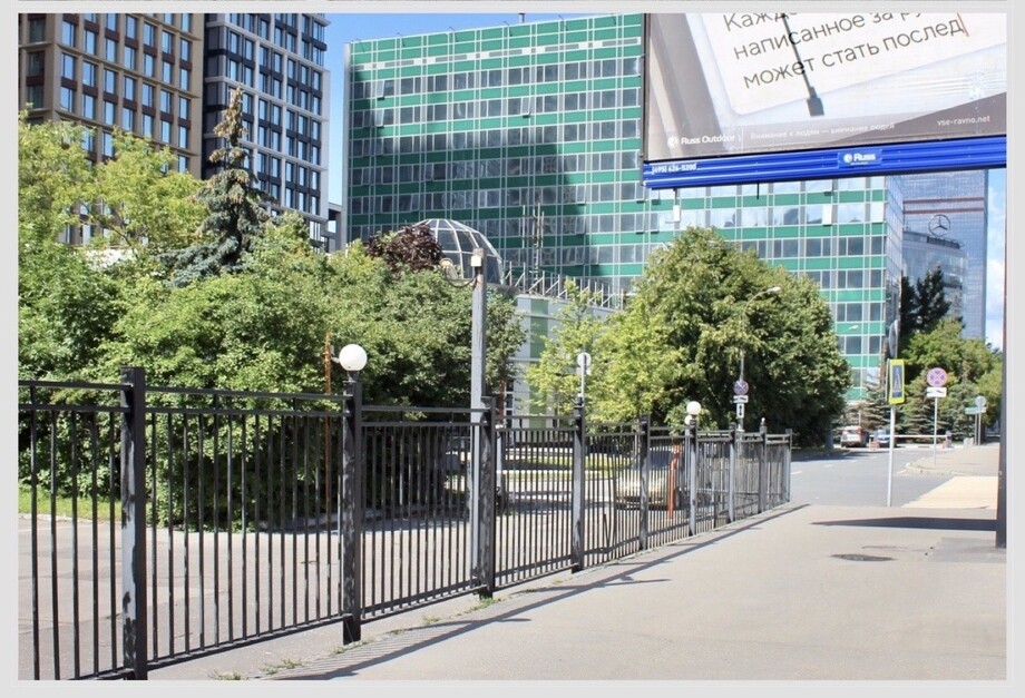 Гостиница работает по сей день, на месте двухэтажного дома построили новое сооружение,