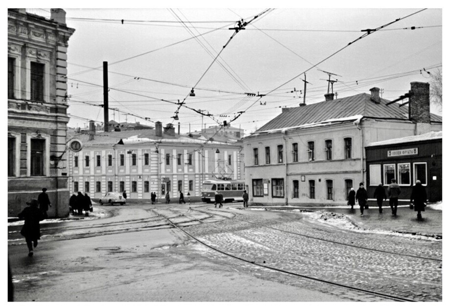 Перенесёмся в другой район, у станции метро "Новослободская". Это перекрёсток Тихвинской улицы и Палихи.