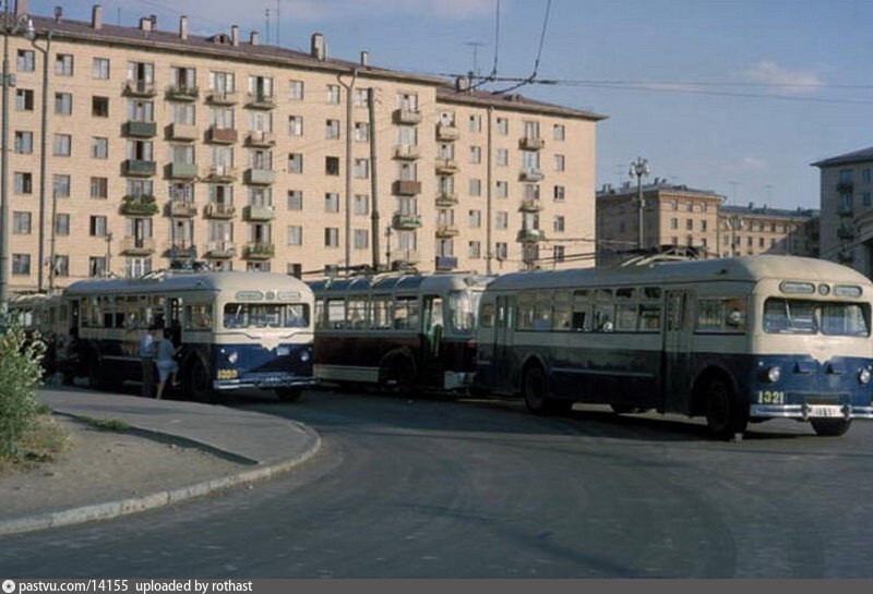 Тогда рядом у станции метро "Университет" ещё были автобусная и троллейбусная станции. Фото 1964 года, Харрисон Форман