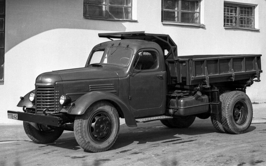 ЗИС-150 — советский среднетоннажный грузовой автомобиль, выпускавшийся с 1947 по 1957 год. Он стал родоначальником второго поколения автомобилей ЗИС/ЗИЛ