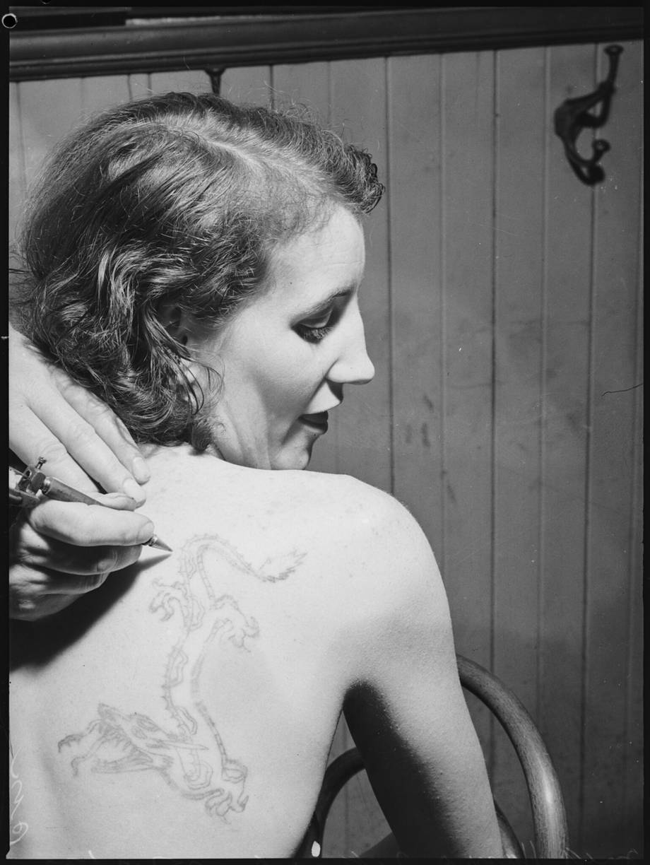10. Девушке делают татуировку дракона, 17 декабря 1937 года