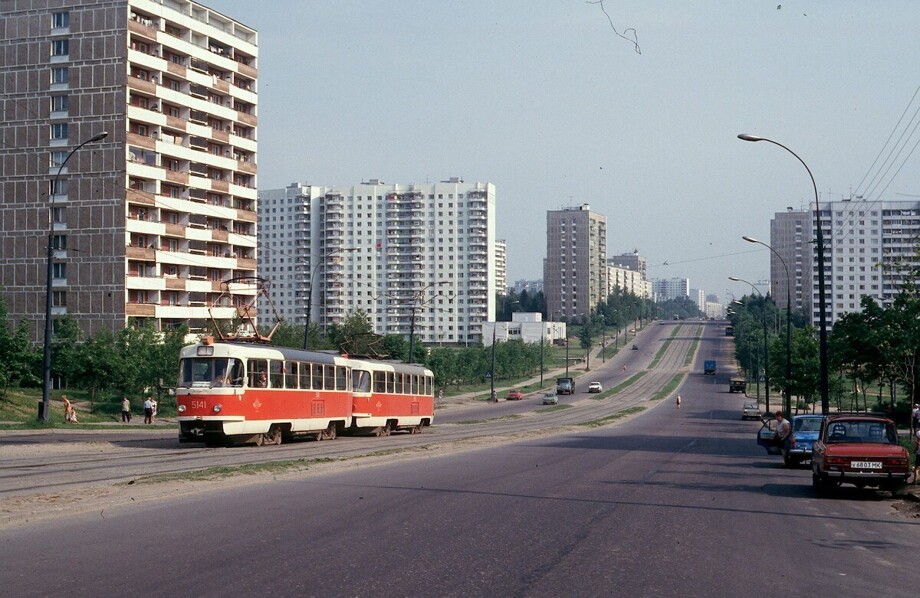Широкие проспекты спальных районов столицы. На фото - Чертановская улица в Чертаново (что логично), по которой идёт трамвайный поезд из двух Татр.