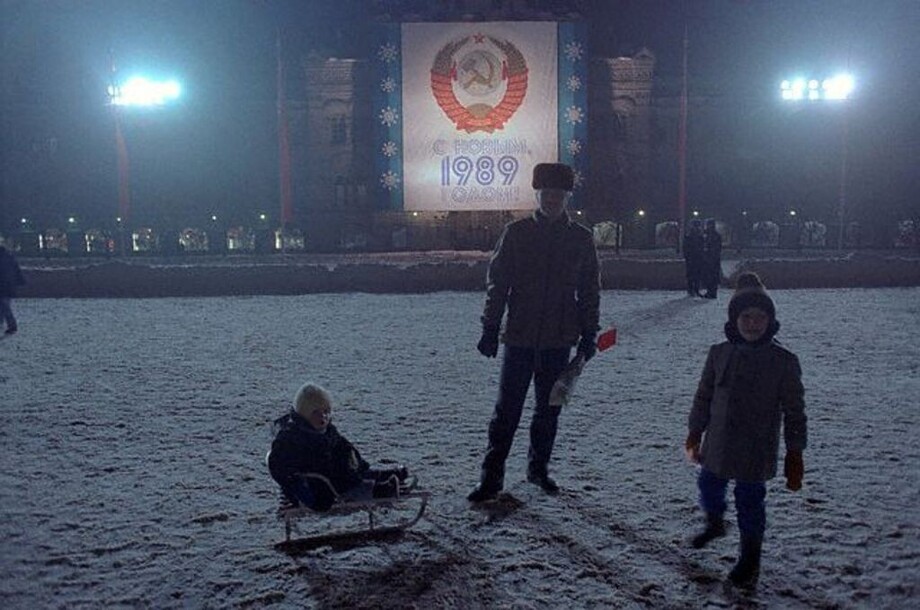 Ну и напоследок - Красная площадь декабрь 1988 года. Новый, 1989 год, уже на пороге.
