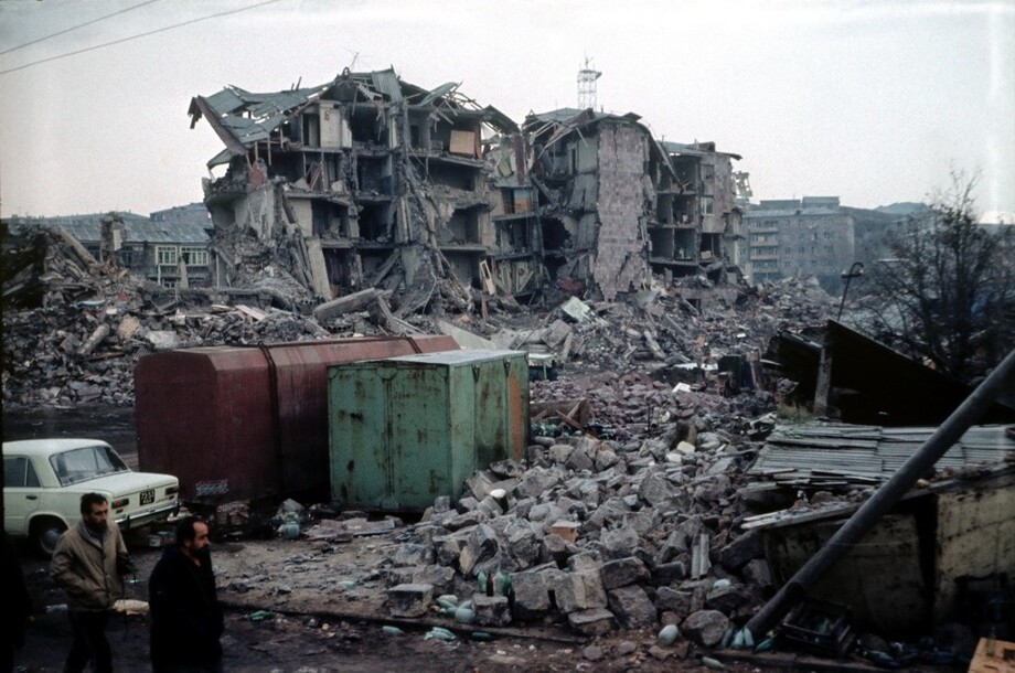 Последствия самого разрушительного землетрясения в Армении 7 декабря 1988 года. На фото - город Спитак, фактически стёртый с лица Земли. Жуткие кадры.