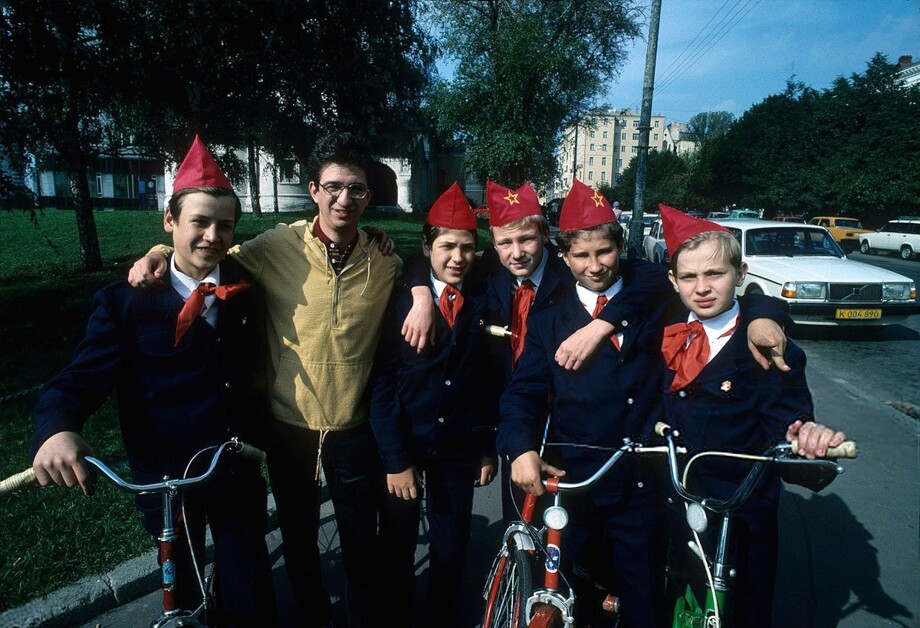 Американский актёр Dan Frischman фотографируется с пионерами на улице Воровского в Москве (ныне это Поварская улица).