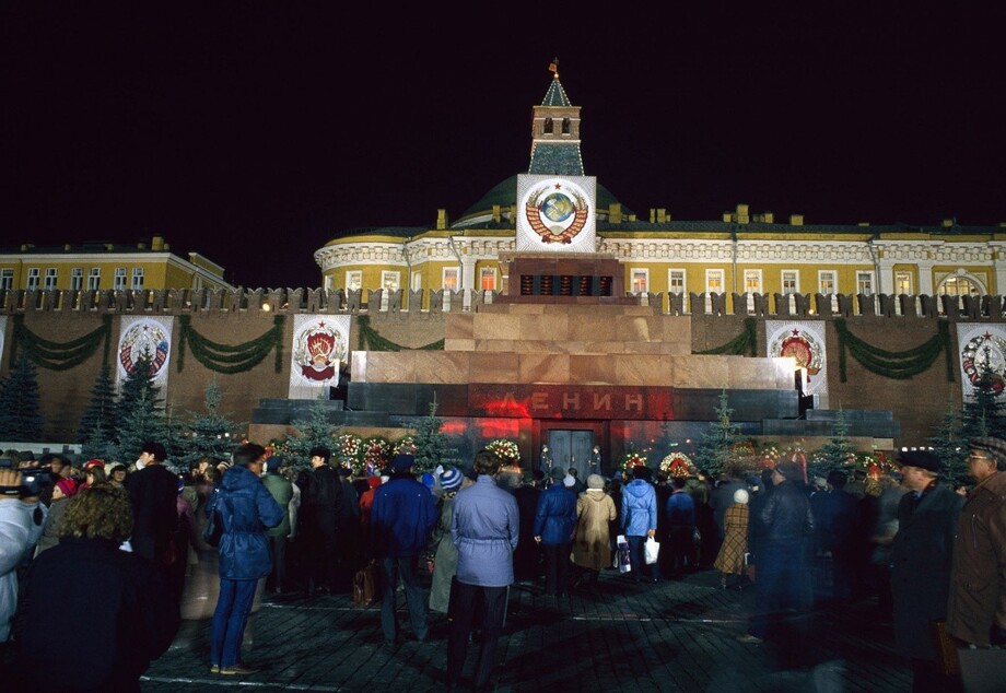 У Мавзолея Ленина в дни празднования 70-летия Октябрьской революции.