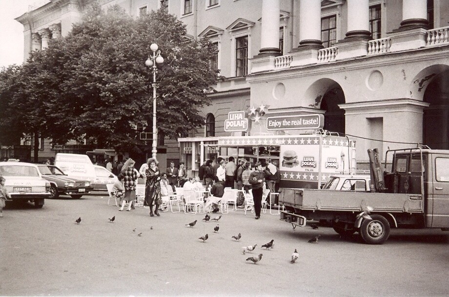 В конце 80-х в СССР стали появляться заведения общепита из других стран. На фото - финская  Liha Polar рядом с Исаакиевским собором в Ленинграде.