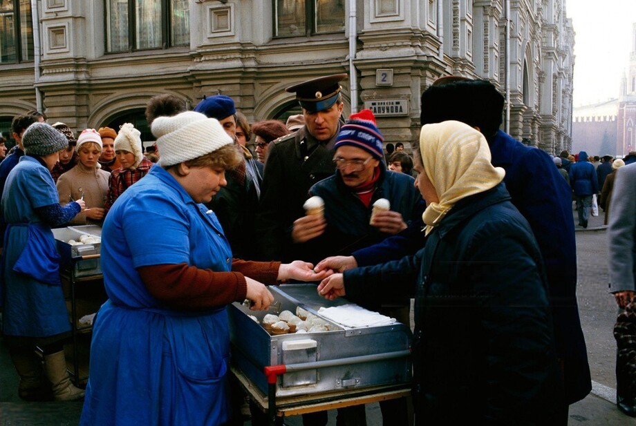 Москва. На фото – торговля мороженым рядом с ГУМом. Несмотря на то, что на дворе явно не самая жаркая пора, мороженое улетает на ура.