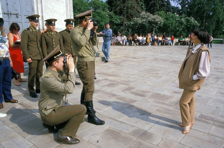 Военнослужащие фотографируют французскую певицу Мирей Матье в Кремле. Мирей вообще часто приезжала в Москву.