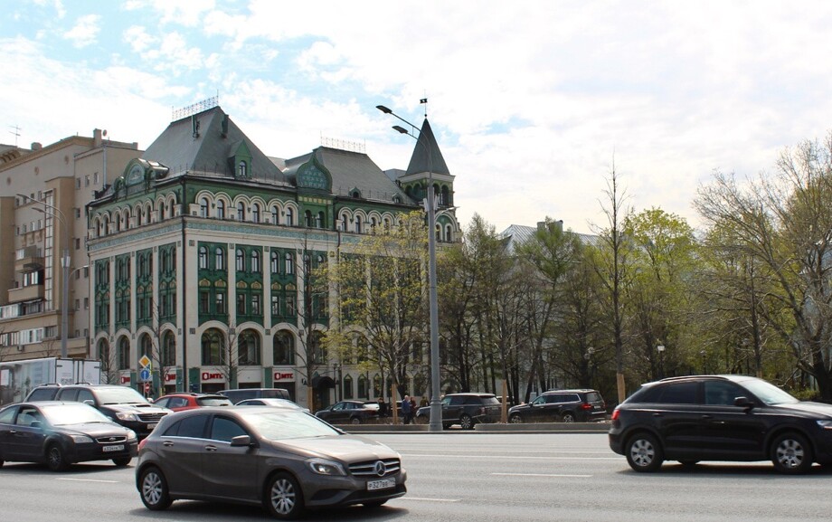 Через небольшой промежуток времени, после того, как было сделано старое фото, у станции метро снесли целый квартал и на его месте обустроили сквер.