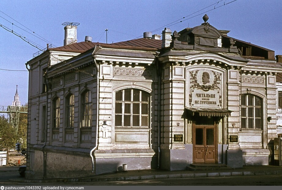 Перенесёмся на Тургеневскую площадь.