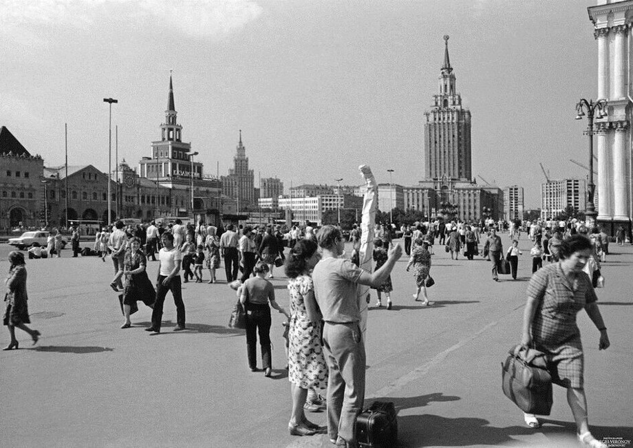 Теперь мы на площади у трех вокзалов - Комсомольской. Это вид от вестибюля станции метро "Комсомольская". Здесь всегда было очень оживленно.