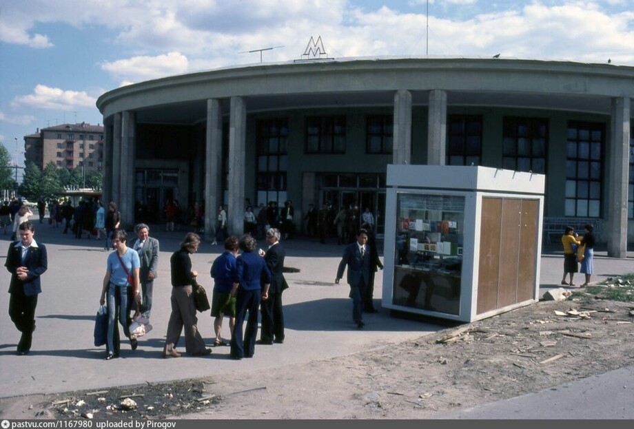 Мы у вестибюля станции метро "Университет". За ним проспект Вернадского, а слева за кадром Ломоносовский проспект.