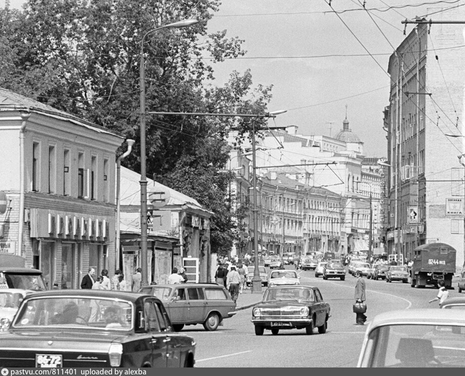 А это уже улица Арбат уходящая в сторону центра.
