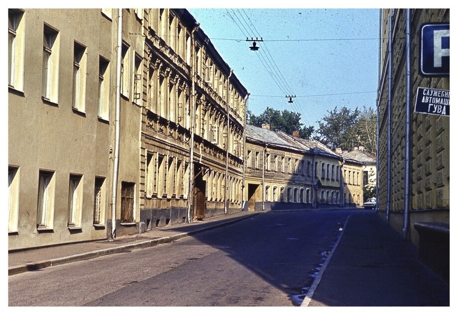 На это фото вид от Петровки на Средний Каретный переулок. Фото 1976 года, Юрий Славин