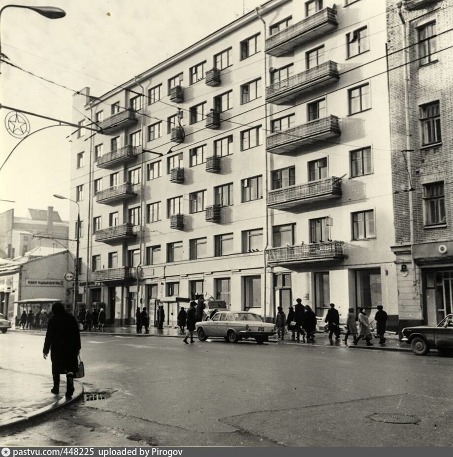 Ещё один вид на Арбат до пешеходного периода. Фото 1973-75 годов