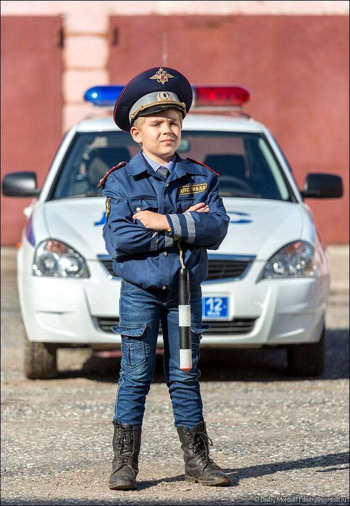 Мальчик полиция. Полицейский. Полицейский для детей. Мальчик полицейский. Российский милиционер.