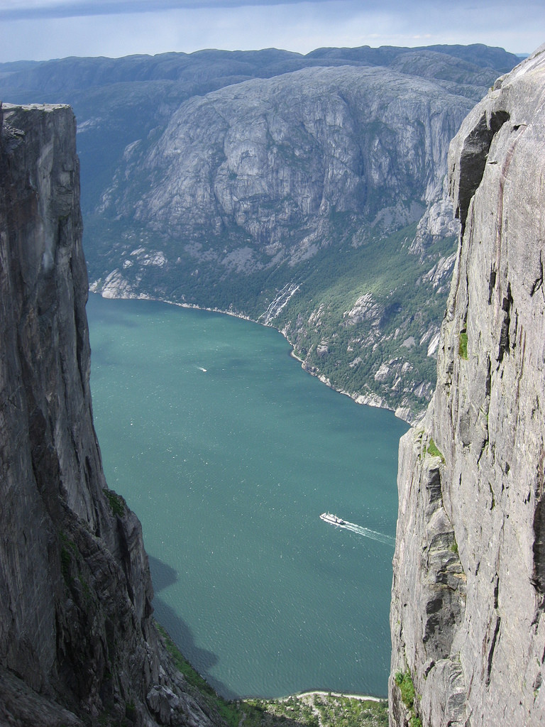 Отвесные обрывы скал. Плато Кьераг. Прекестулен — гигантский каменный утёс.. Кьерагболтен Норвегия. Кьерагболтен самый опасный камень в мире.