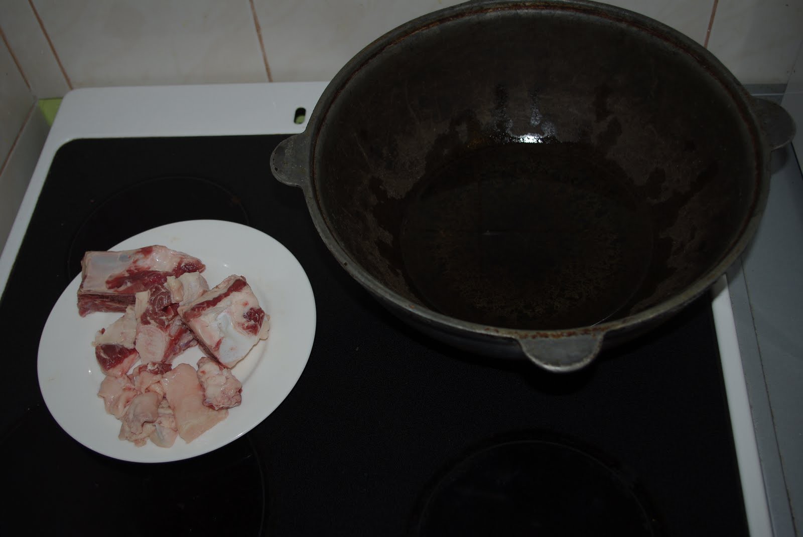 Шурпа из баранины в казане на костре. Приготовление в казане. Как варить мясо в казане. Монголия блюда национальные хорхог. Ребрышки в казане.