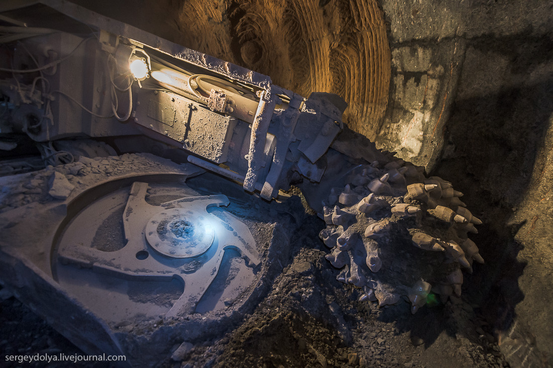 Шахта добычи алмазов. Кимберлитовая трубка в якутии. Шахта добычи алмазов. Шахта мирный якутия. Рудник интернациональный мирный якутия.