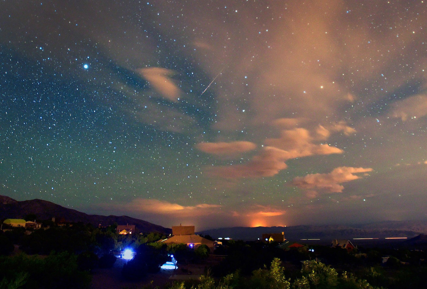 Звездопад падающих звезд. Комета Персеида. Звездный дождь метеорный поток. Ночное небо в августе. Августовское ночное небо.