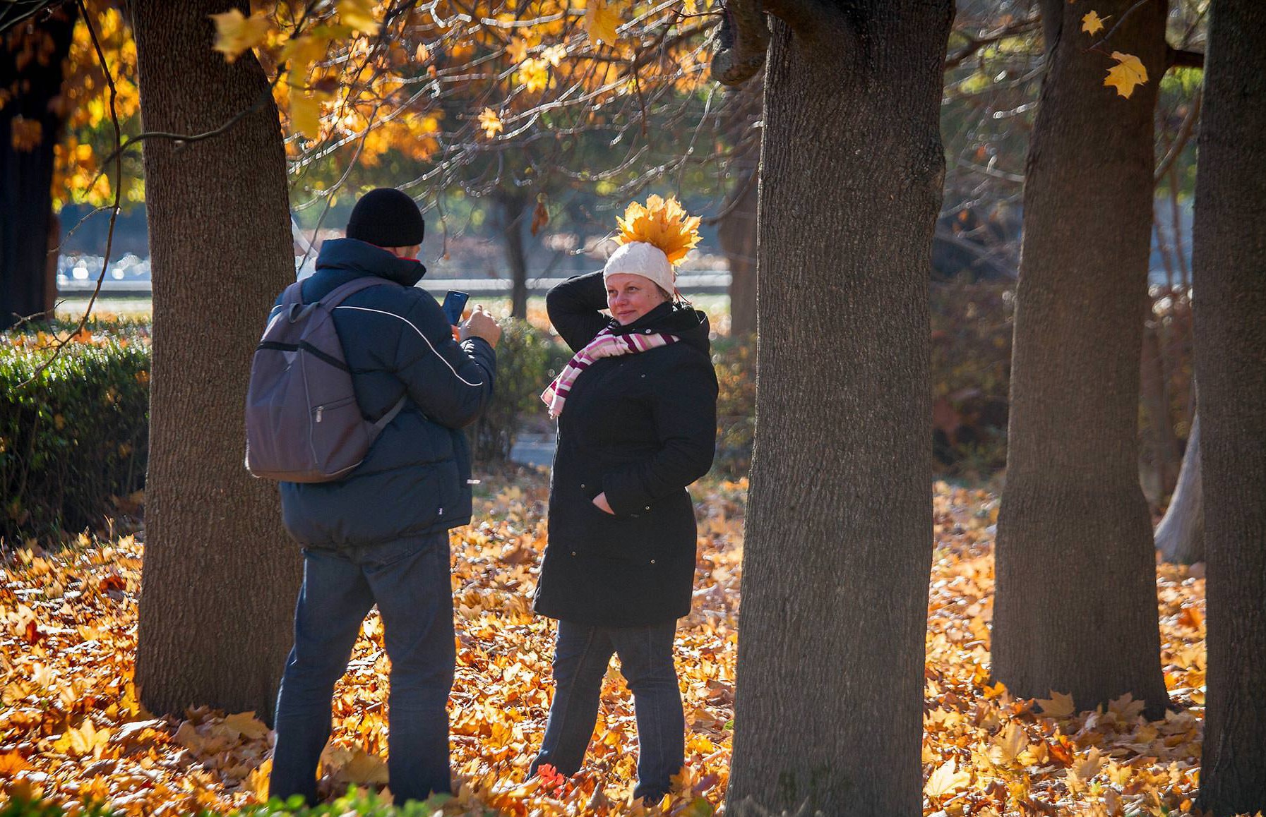 На улице шел осенний. Люди в парке осень. Осенний парк с людьми. Люди на улице осенью. Люди в парке осенью.