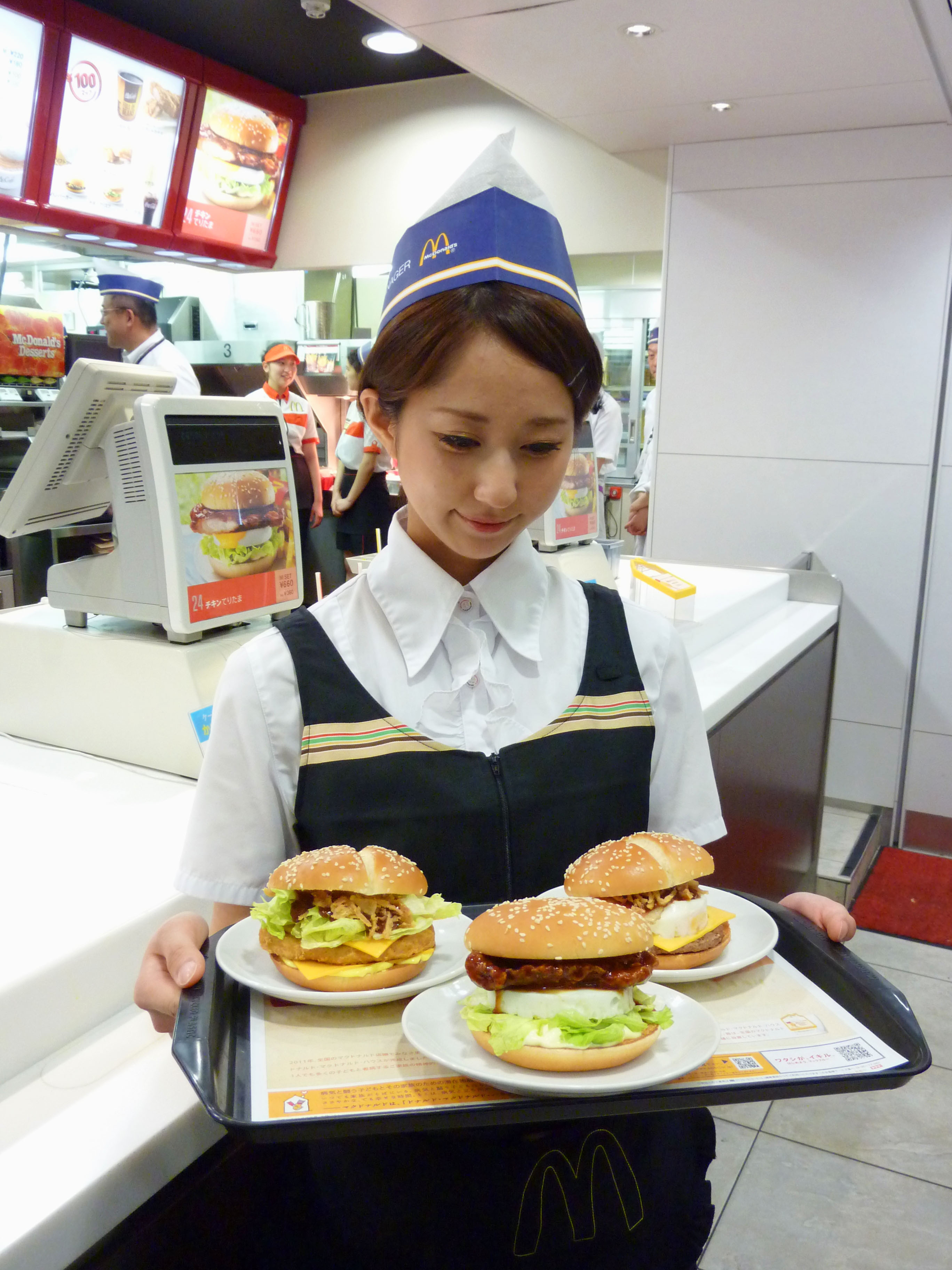 Mcdonald s japan. MCDONALD'S Япония. Японский макдональдс. MCDONALDS В Японии. Ресторан макдональдс в Японии.