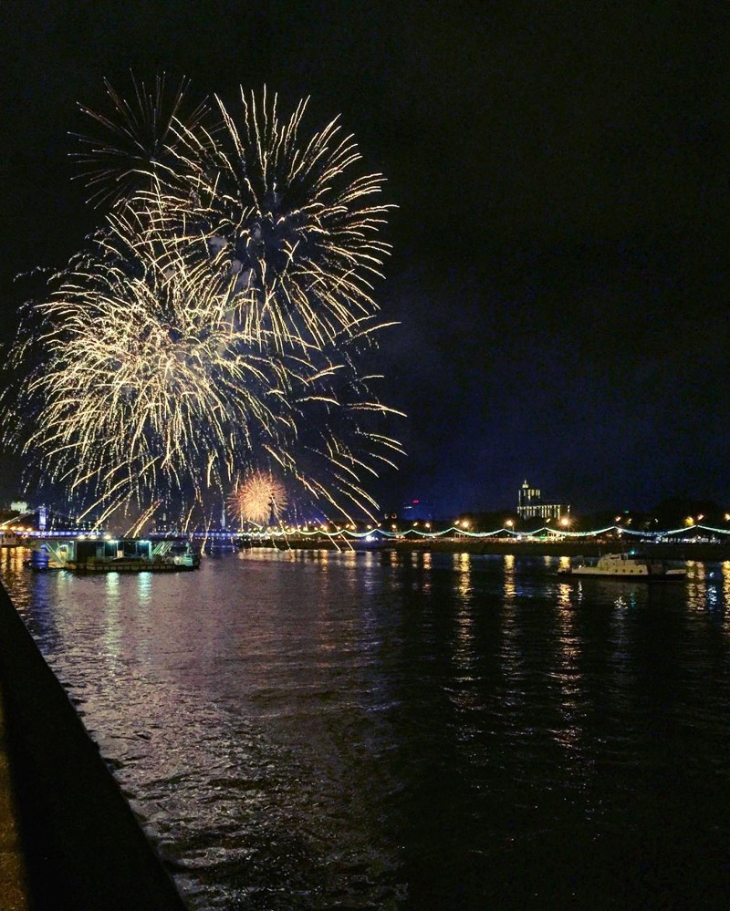 Москва 2016 г. Салют в Москве. Фейерверк в Москве. День города Москва салют. Салют Москва набережная.