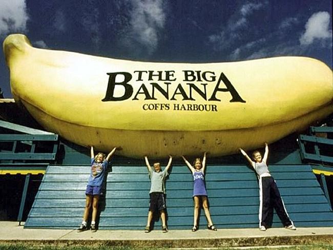 Включи big banana. Big Banana. Биг пенсил Биг банана. The big Banana in Australia. Гараж с бананом.