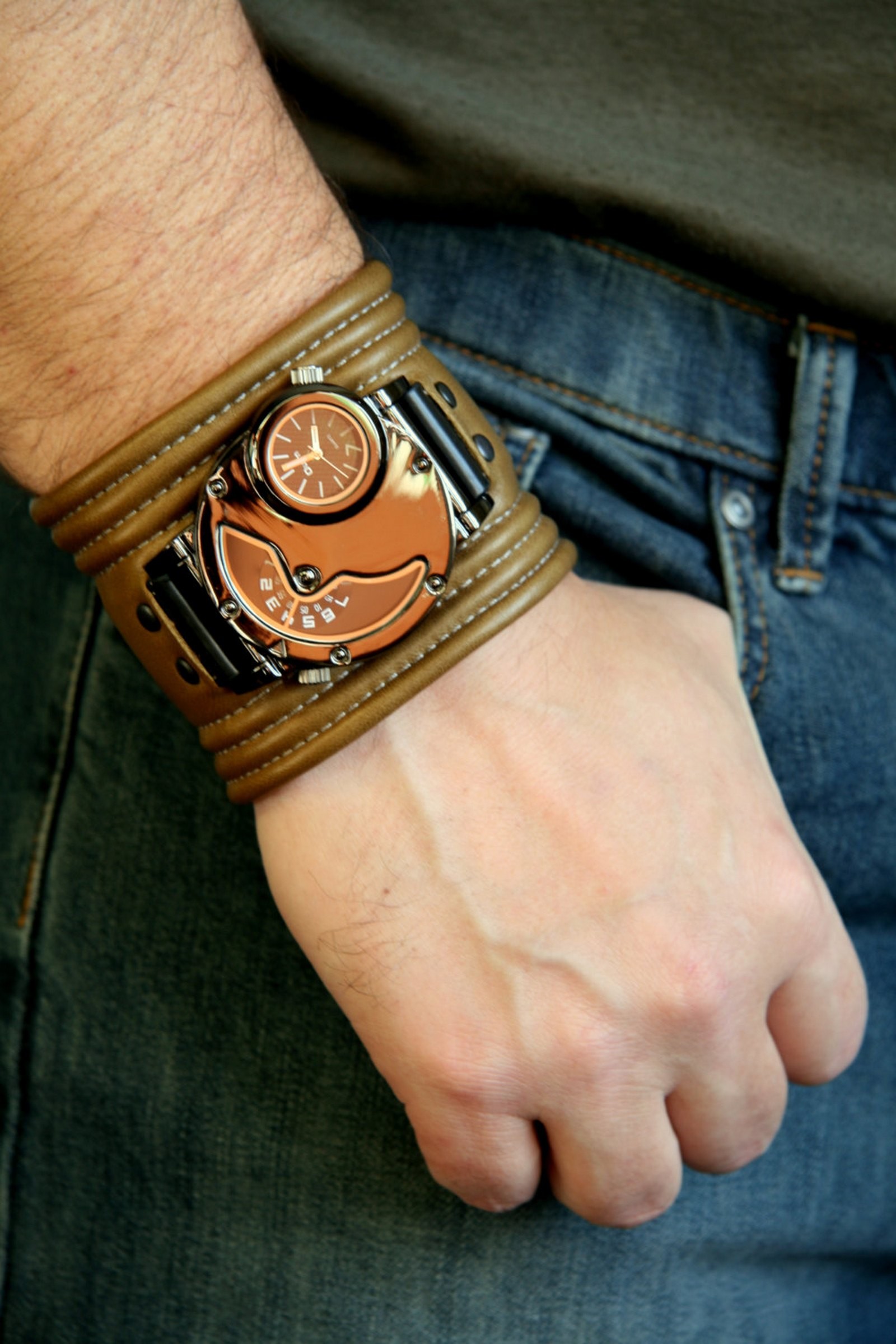 Часы браслет мужские кожаные. Кожаный браслет для часов. Наручные часы в стиле стимпанк. Кожаный браслет для часов мужской. Мужские часы на руке.