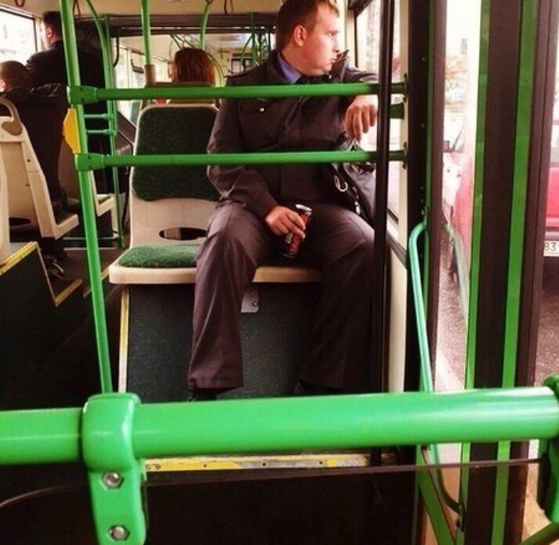 Чтобы поймать преступника надо думать как преступник. Демотиваторы про преступников. Демотиваторы про полицейских. Менты в подъезде. Чтобы поймать преступника надо думать.