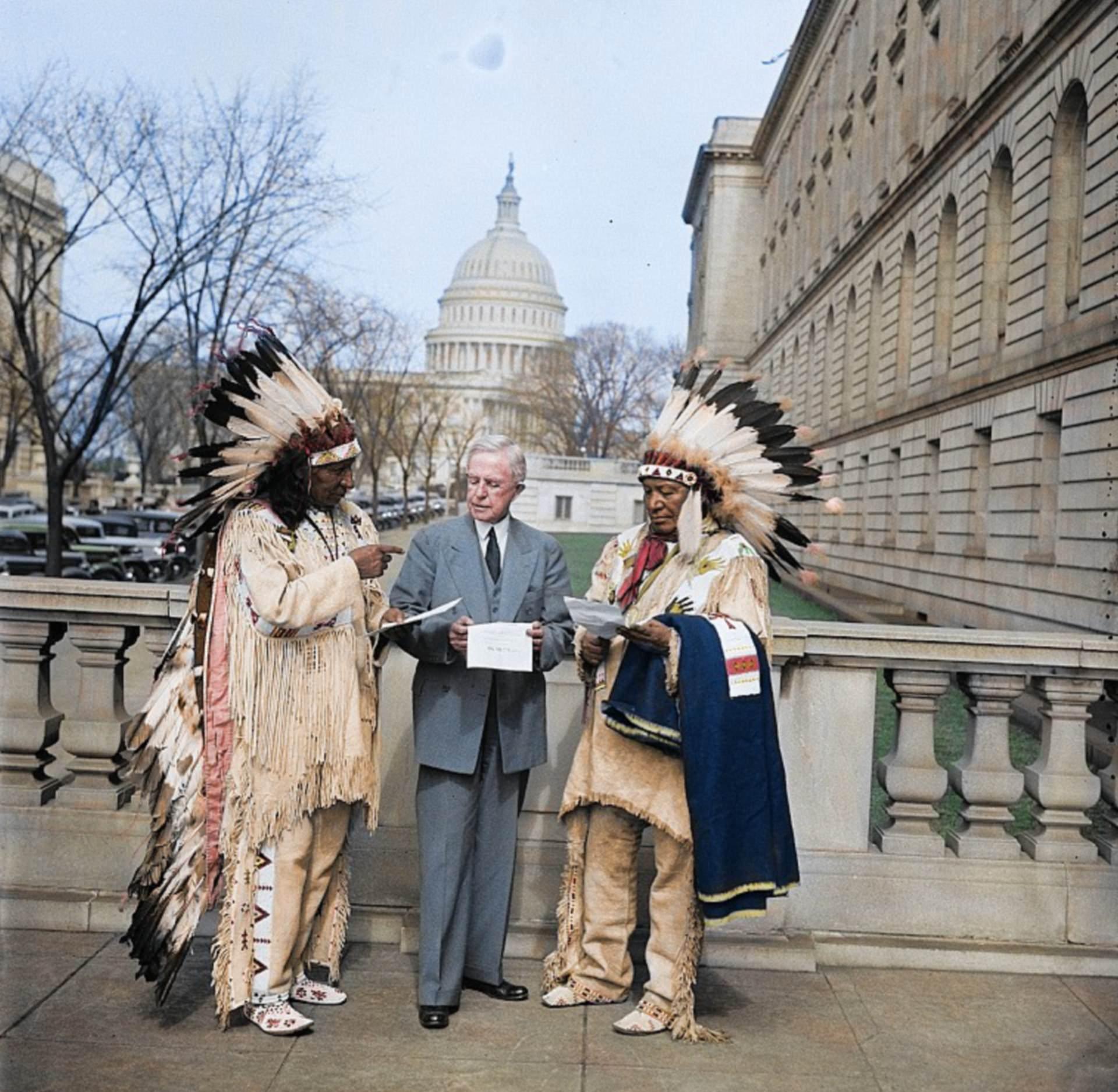 Native show. Индейцы в белом доме. Американец 1920.