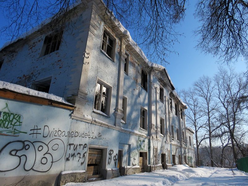 Двухэтажная заброшка. Заброшенное двухэтажное здание офиса. Заброшенная дача. Заброшки в королеве. Заброшки королева.