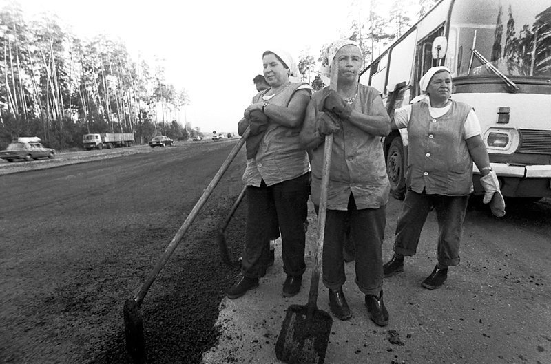 Другой ссср. Асфальтоукладчица СССР. Укладчицы шпал СССР. Женщины шпалоукладчицы СССР. Советские дорожные рабочие.